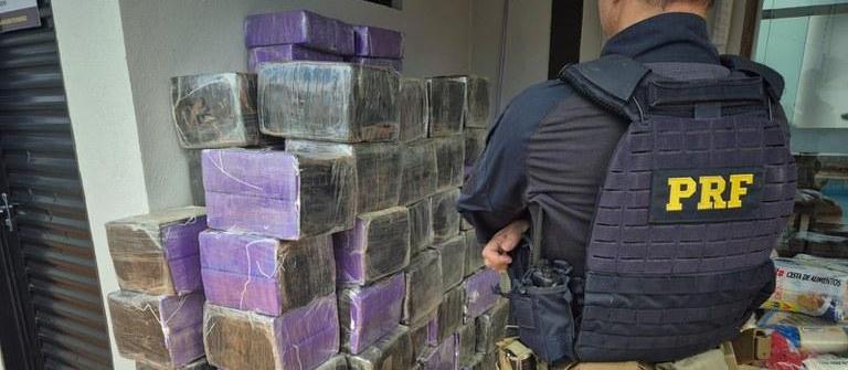 PRF apreende mais de 500 kg de drogas e 500 mil maços de cigarros