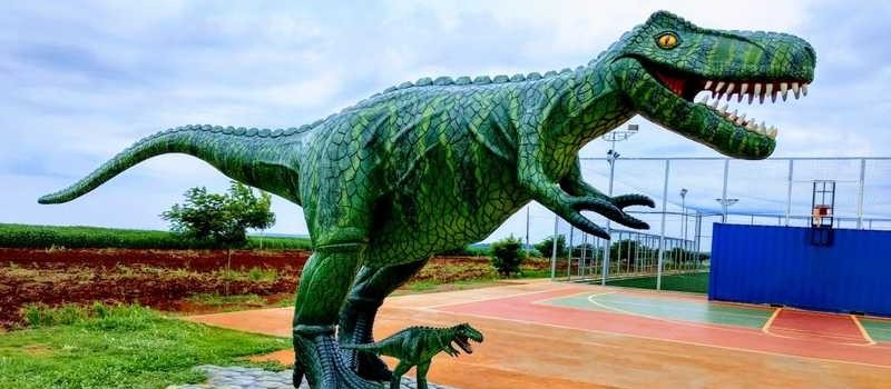 Escultor da região produz dinossauros gigantes no quintal de casa