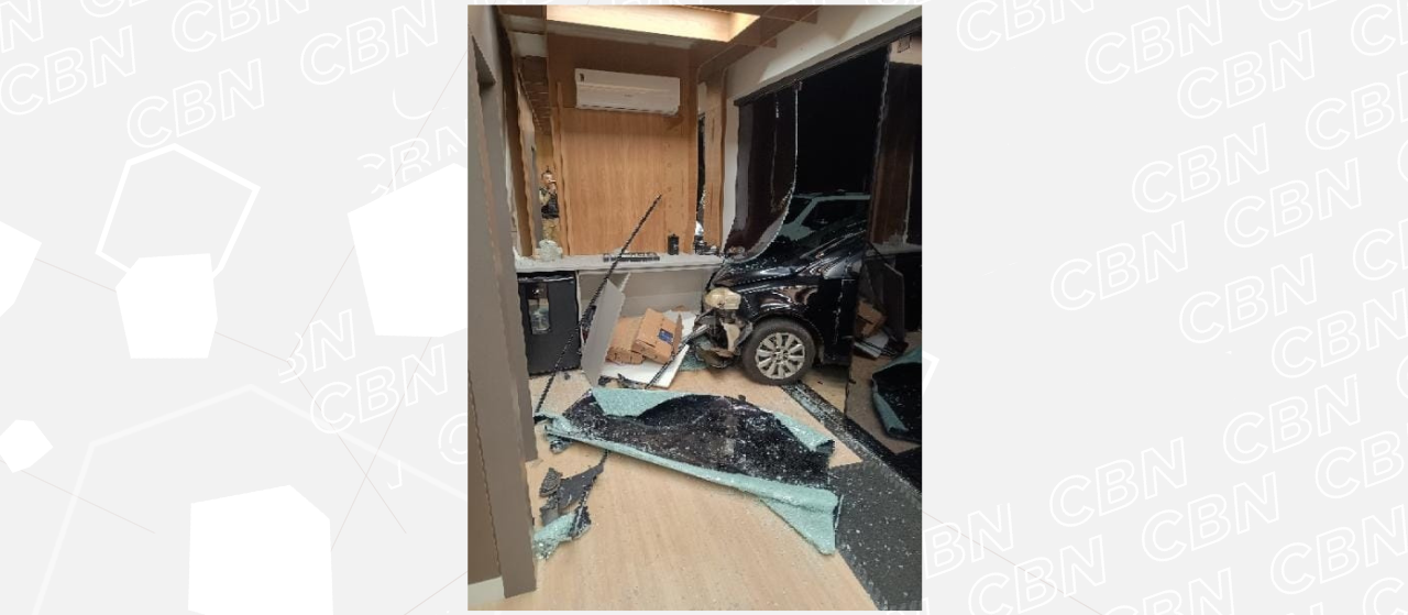 Motorista perde controle de veículo e carro invade loja de móveis