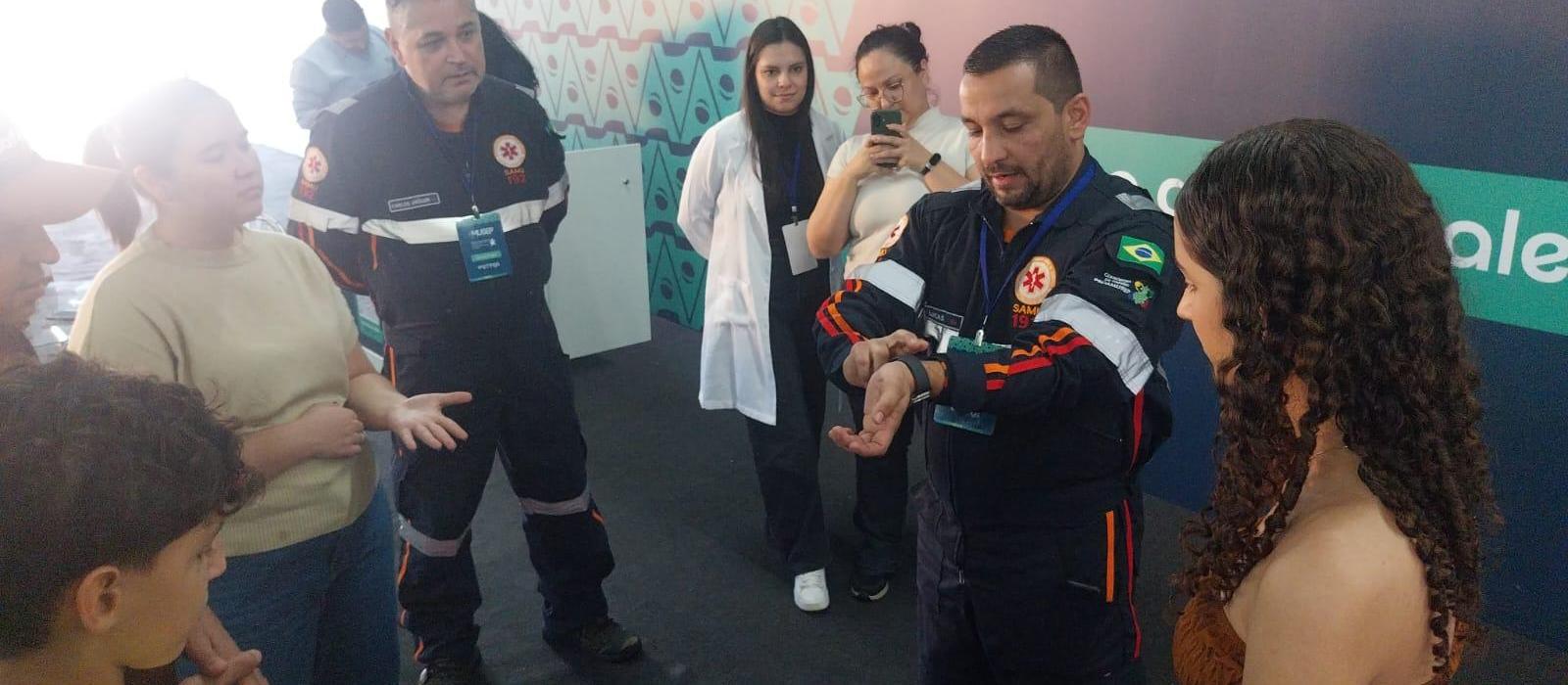 Visitantes da Expoingá aprendem manobras de reanimação cardíaca