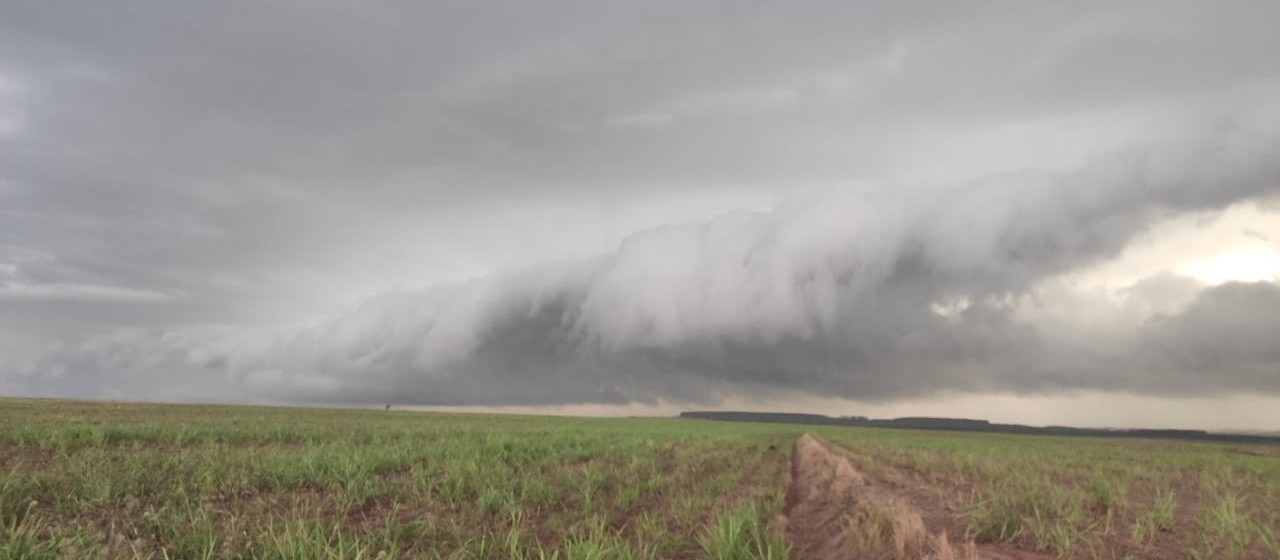 Caçadores de tempestade registram ‘shelf cloud’ na região