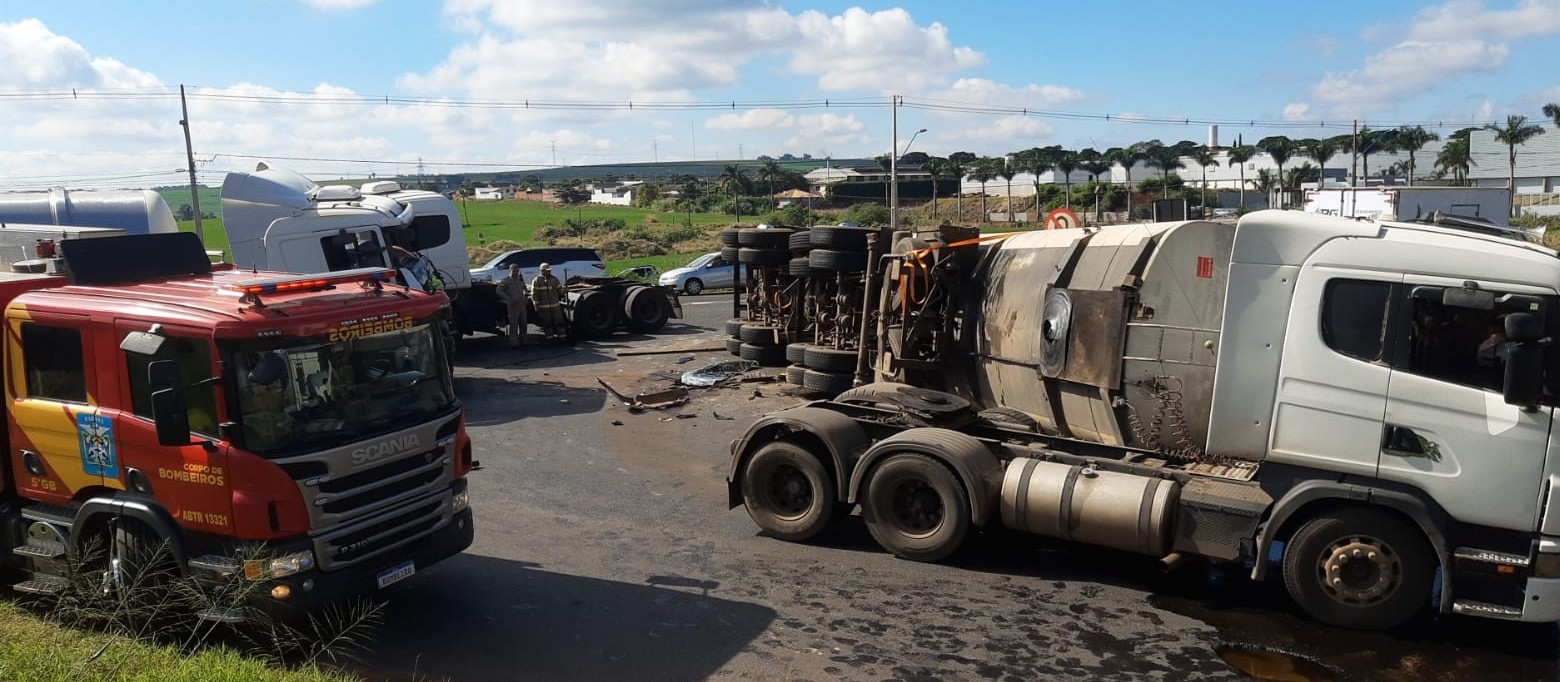 Acidente entre duas carretas espalha óleo na pista e deixa trânsito lento em Marialva