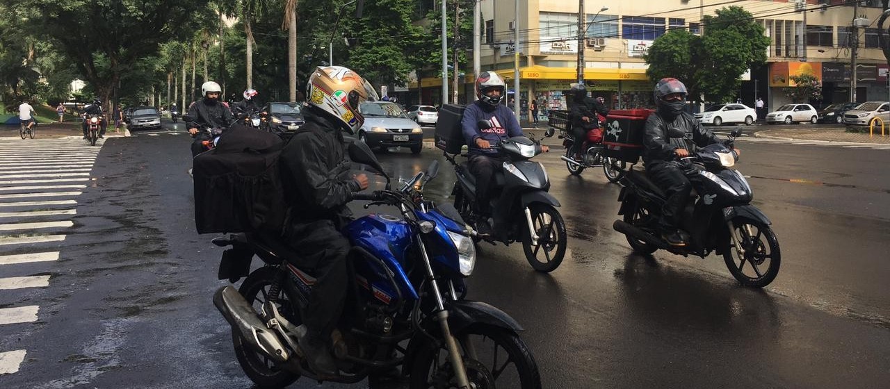 Motoristas e motociclistas protestam contra o aumento de preço dos combustíveis