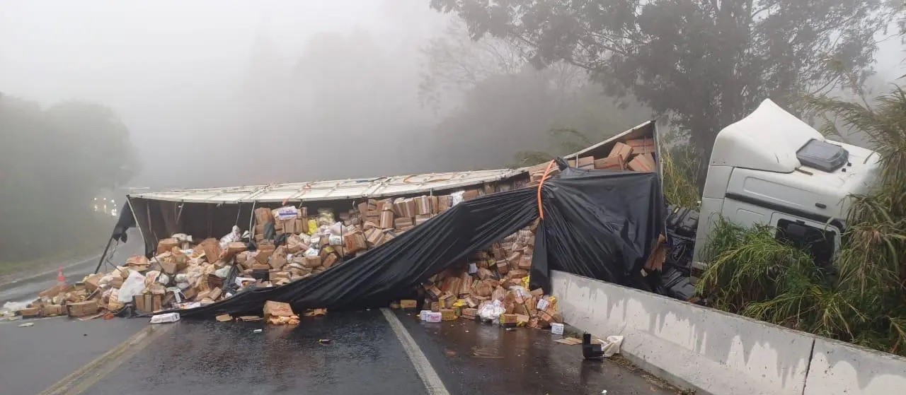 Duas pessoas morrem em acidente entre carro e caminhão, em Ortigueira