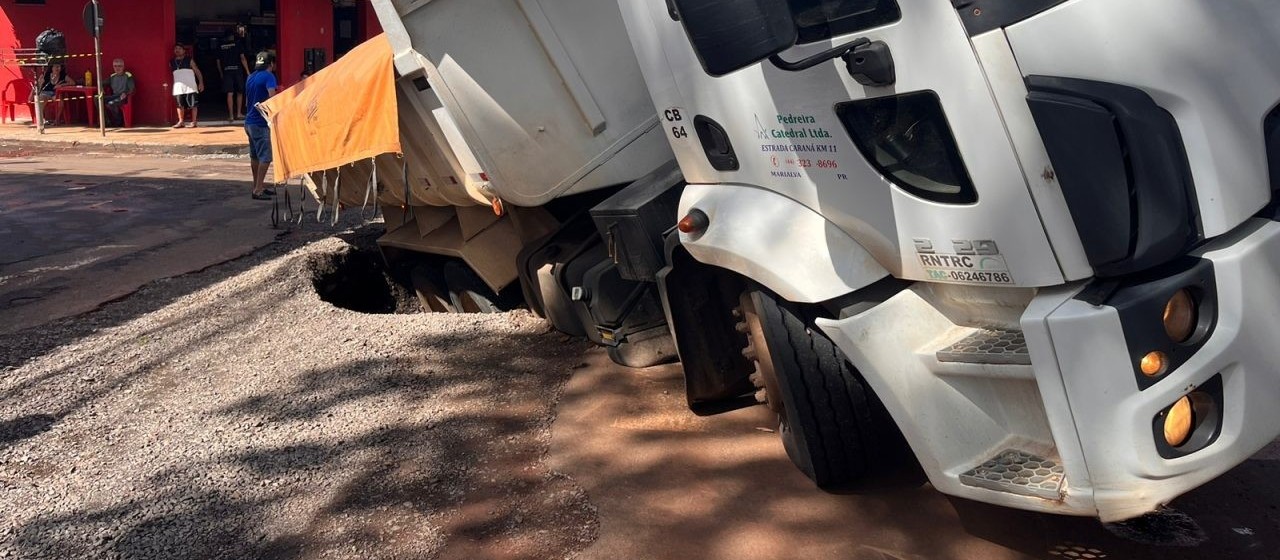 Asfalto cede e provoca acidente com dois caminhões em Sarandi