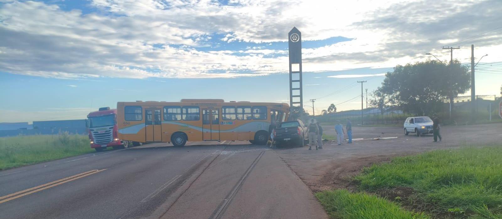 Ônibus bate em caminhonete e sete pessoas ficam feridas, duas presas às ferragens