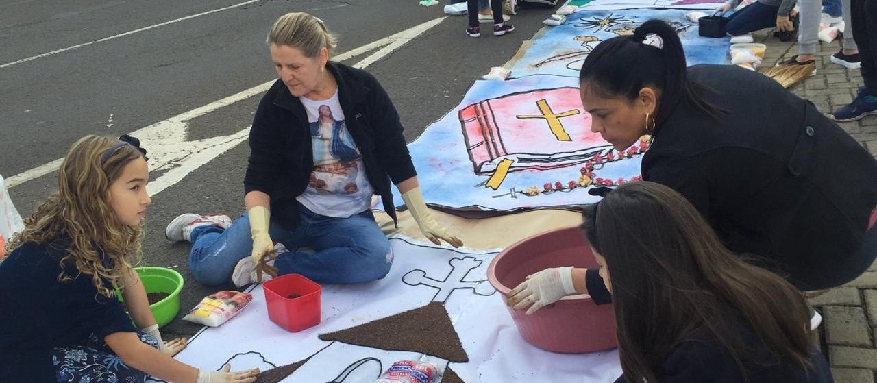 Fiéis confeccionam tradicional tapete para procissão do Santíssimo Sacramento