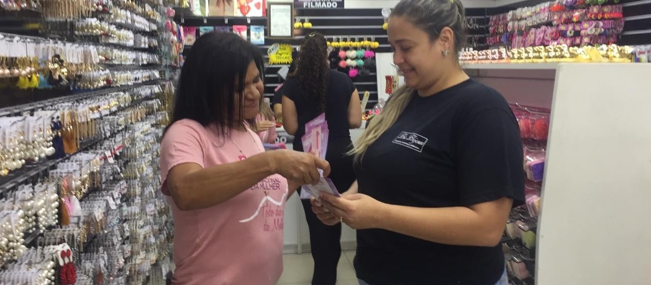 Secretaria da Mulher distribui panfletos pela Avenida Brasil