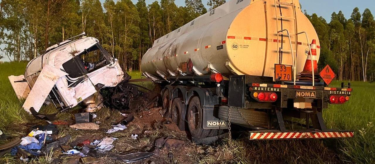 Caminhão sai da pista e bate em empresa de produtos químicos