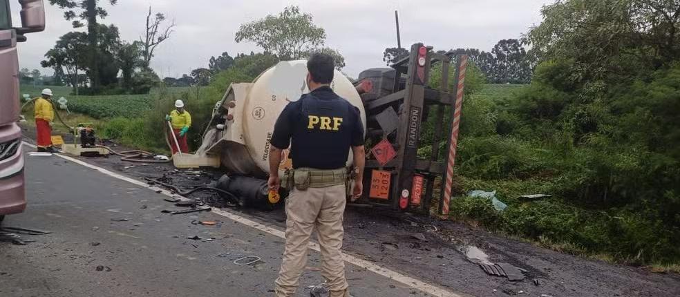 Batida frontal entre caminhões na BR-476 deixa dois mortos