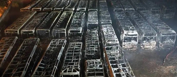 Todo o efetivo dos bombeiros em Londrina ajudou no combate ao incêndio que destruiu mais de 50 ônibus do transporte coletivo