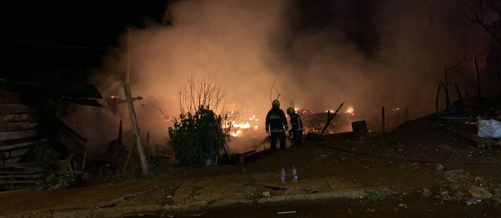 Incêndio destrói doze casas em área de ocupação, em Cascavel