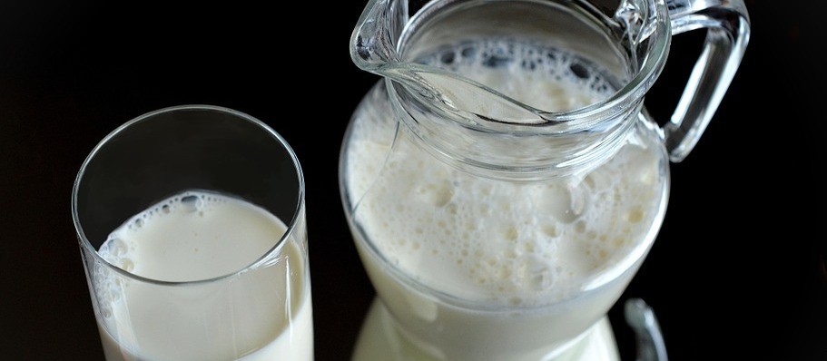 Litro do leite pago ao produtor custa R$ 1,60 na região de Maringá