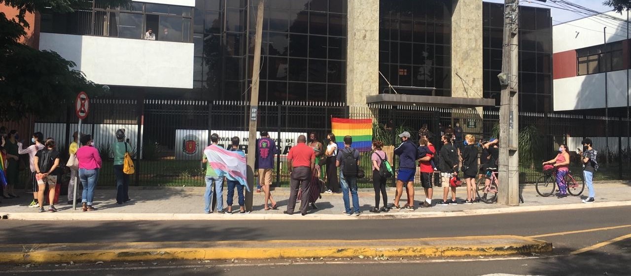 Manifestantes LGBTQIA+ protestam em frente à Câmara de Maringá