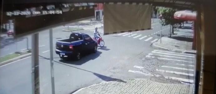 Câmera flagra batida em que motorista bêbado atropela e mata motociclista