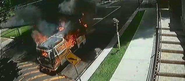 Kombi da prefeitura de Maringá com seis funcionários pega fogo; veja vídeo