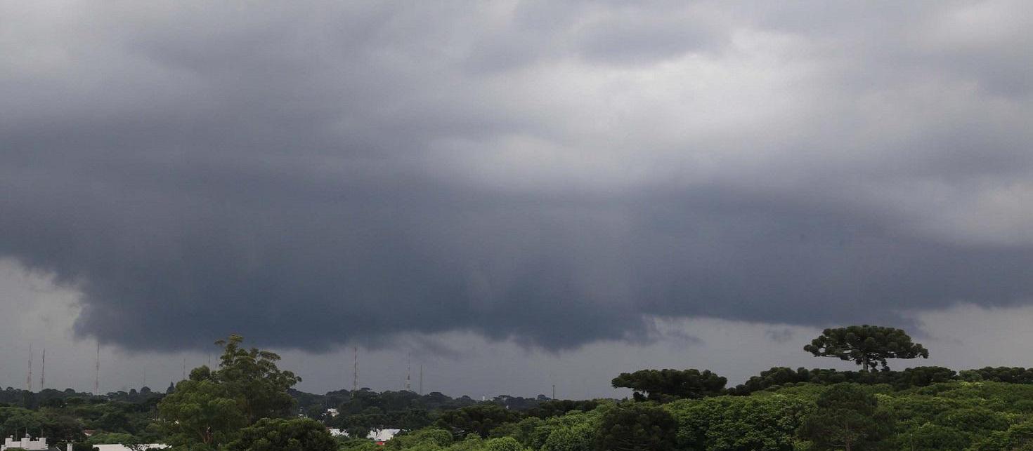 Temporal atinge Cascavel e deixa rastro de destruição