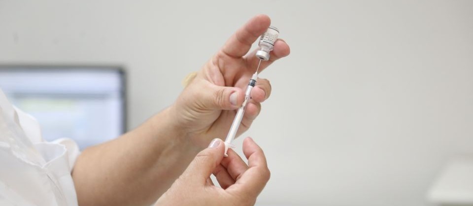 Maringá tem estoque de 30 mil doses de vacina bivalente