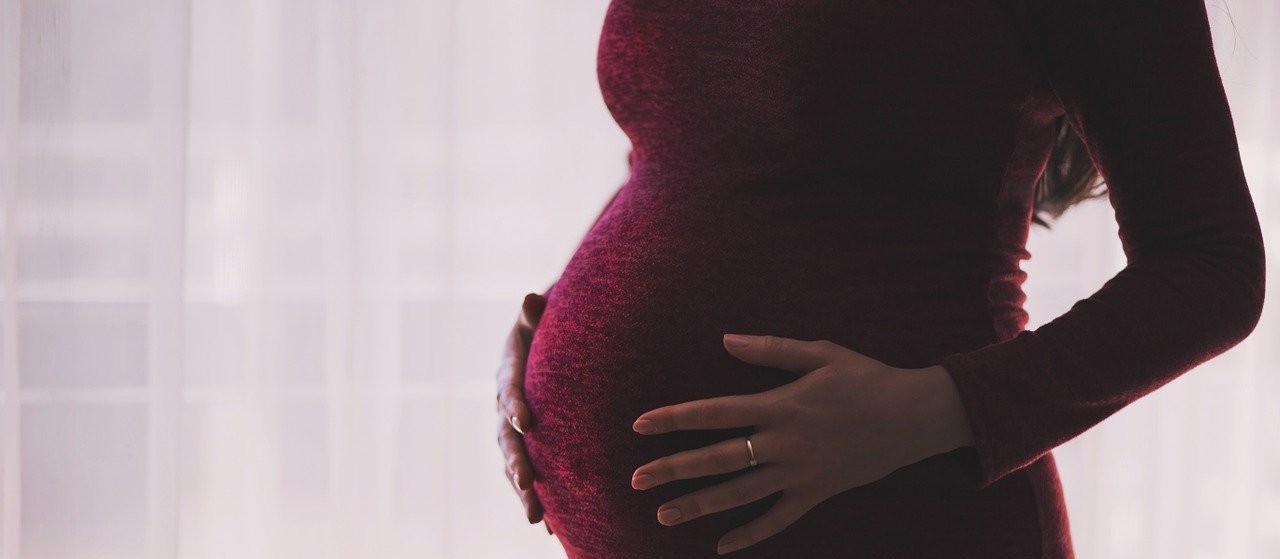 Servidora grávida não sabe em que hospital vai ganhar o bebê