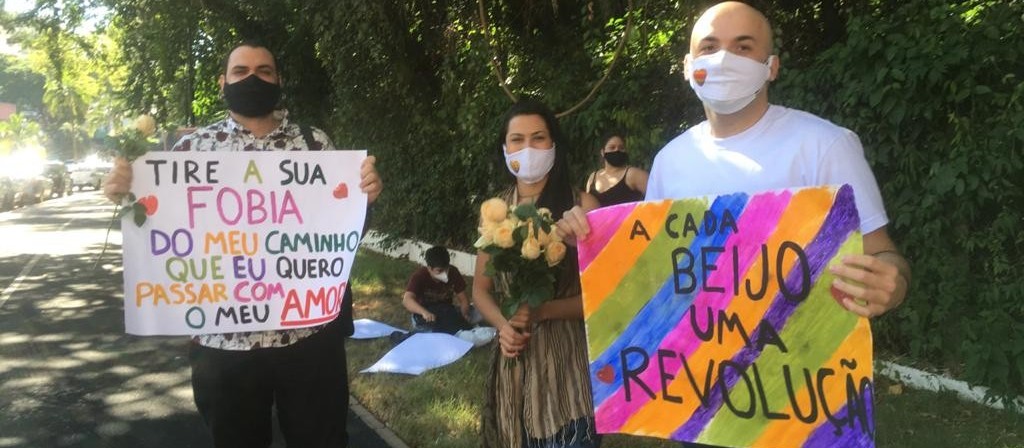 Manifestantes pedem o fim da homofobia