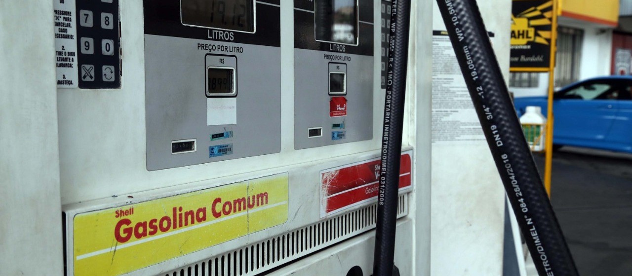 Distribuidoras vendem combustível mais caro do que o anunciado aos postos 
