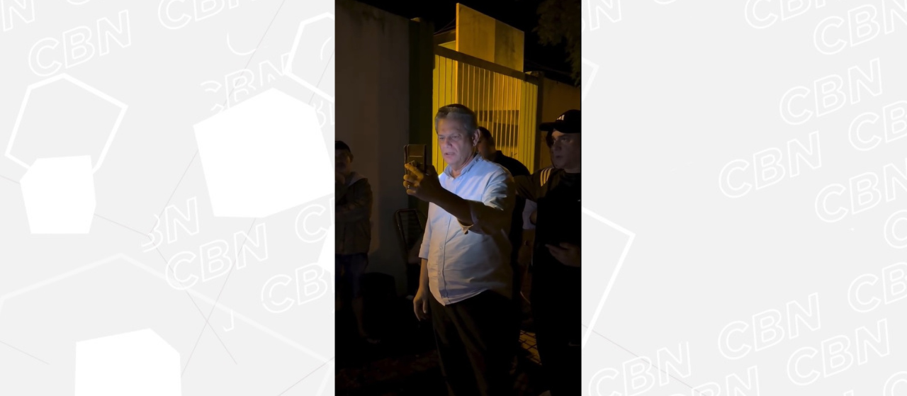 Prefeito Silvio Barros conversa com pais em fila de Cmei durante a madrugada