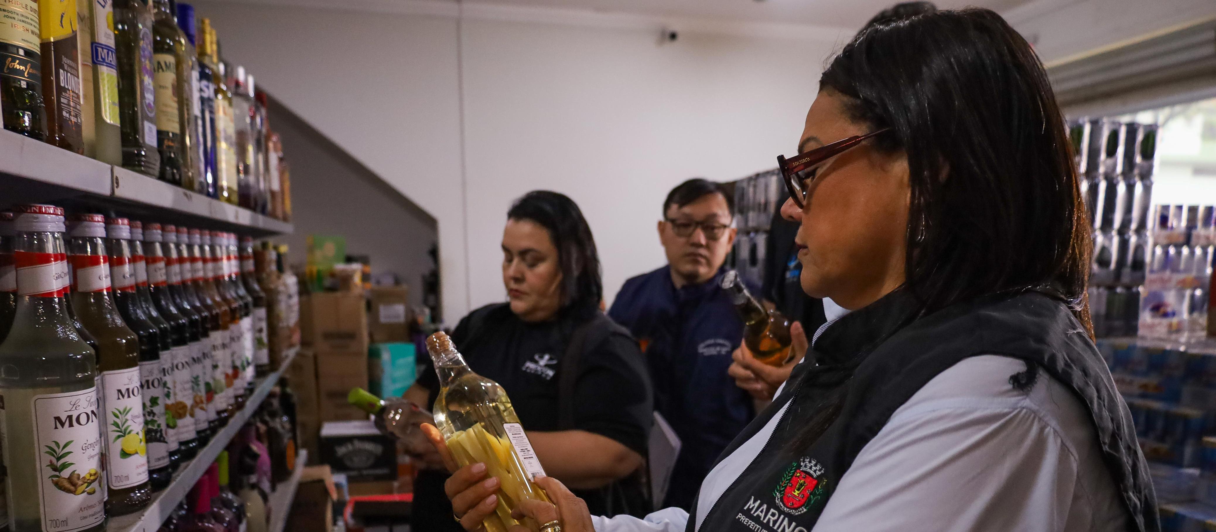 Procon apreende 136 garrafas de bebidas durante fiscalização