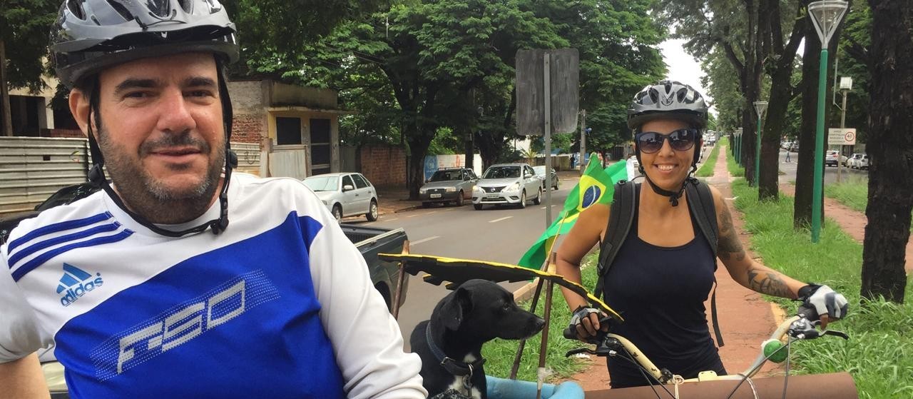 Casal viaja de bicicleta divulgando o turismo e o veganismo