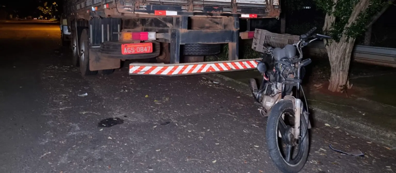 Motociclista fica gravemente ferido ao bater contra traseira de caminhão parado em Maringá