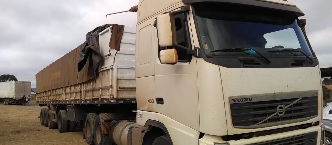 Polícia recupera caminhão com carga roubada em Maringá