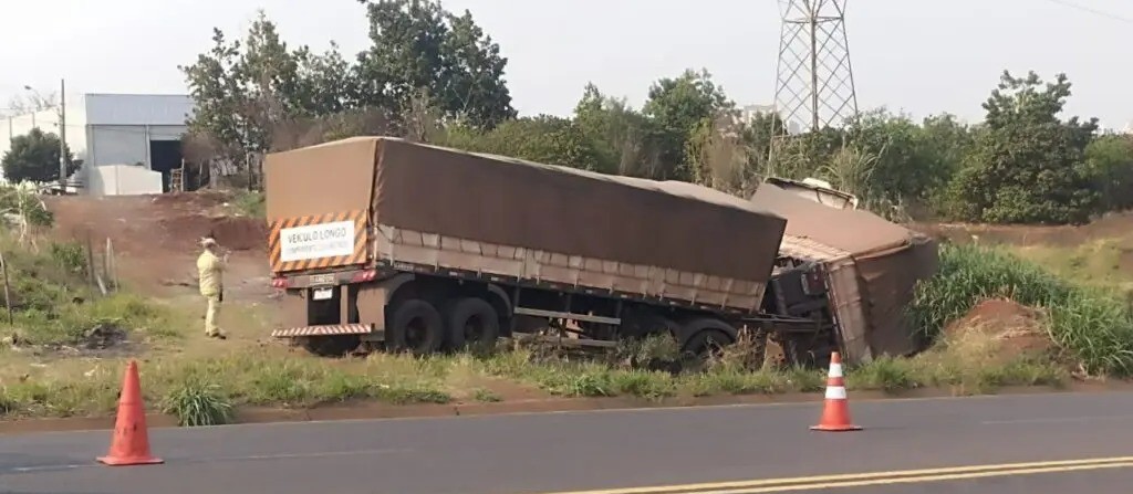 Carreta colide contra cinco veículos e tomba no Contorno Sul, em Maringá