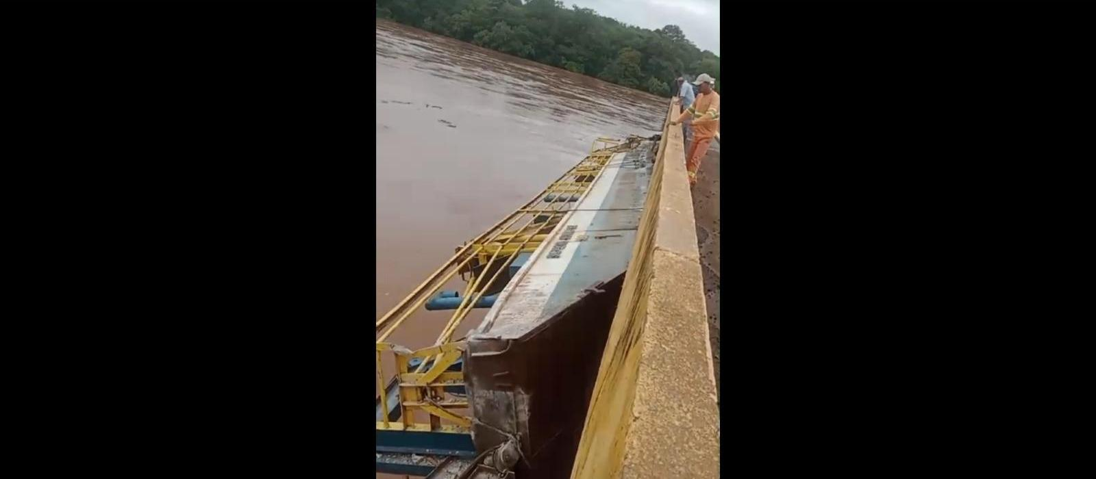 Depois de três meses, balsa que encalhou em ponte começa a ser retirada