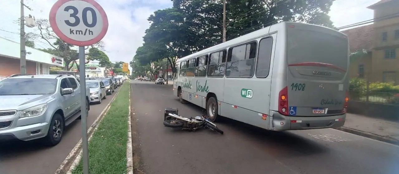 Entregador fica em estado grave ao colidir moto contra ônibus em Maringá