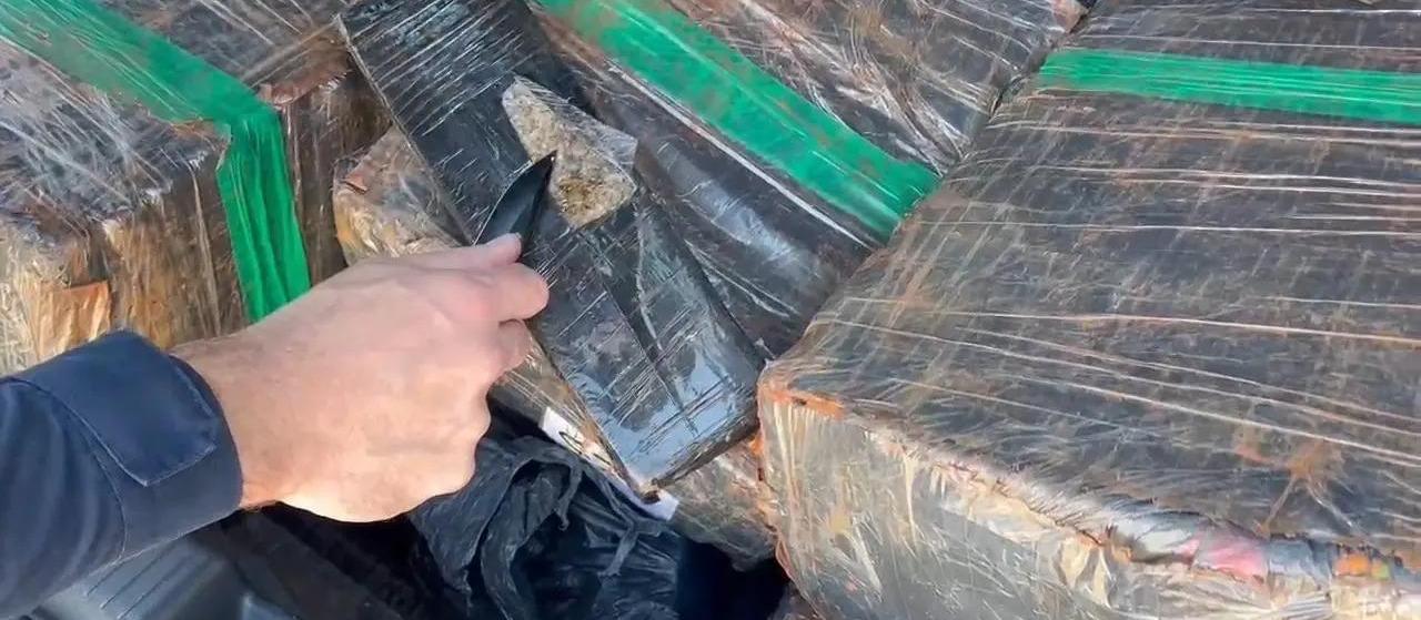 PRF apreende quase 100 kg de maconha em carro abordado na BR-376