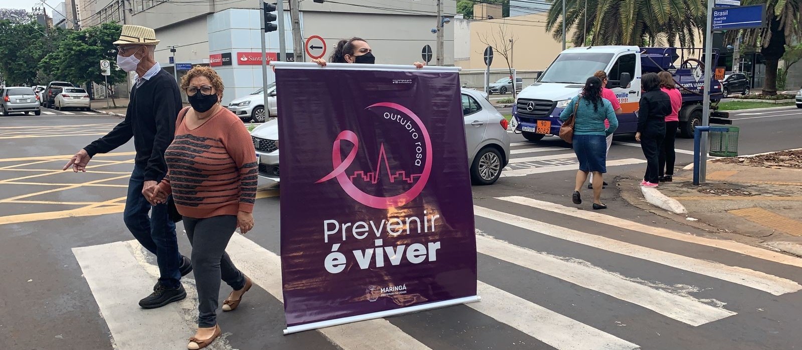 Panfletagem na Avenida Brasil conscientiza sobre o câncer de mama
