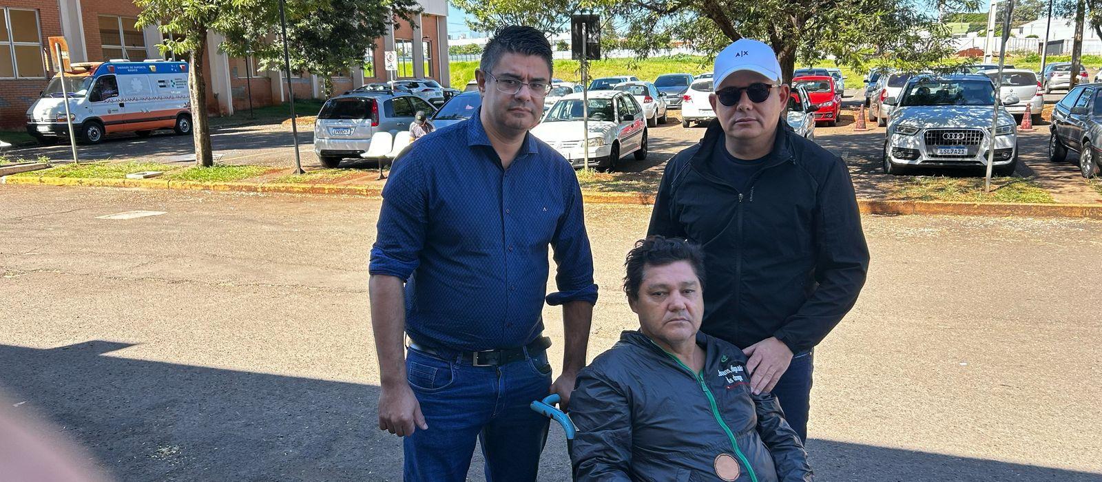 Ciclista atropelado por carro de luxo tem alta hospitalar