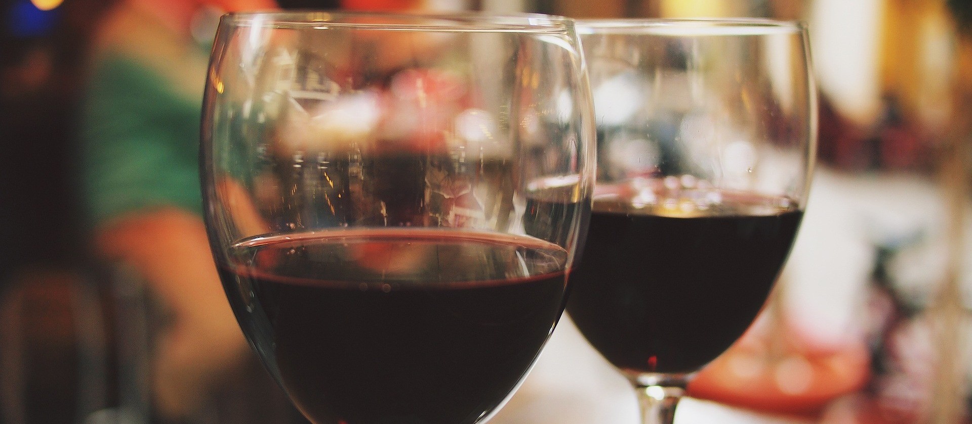 Saborear um vinho envolve visão, olfato, tato e paladar