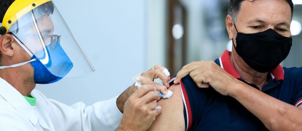 Força-tarefa vai remanejar vacinas em caso de temporal, diz secretário