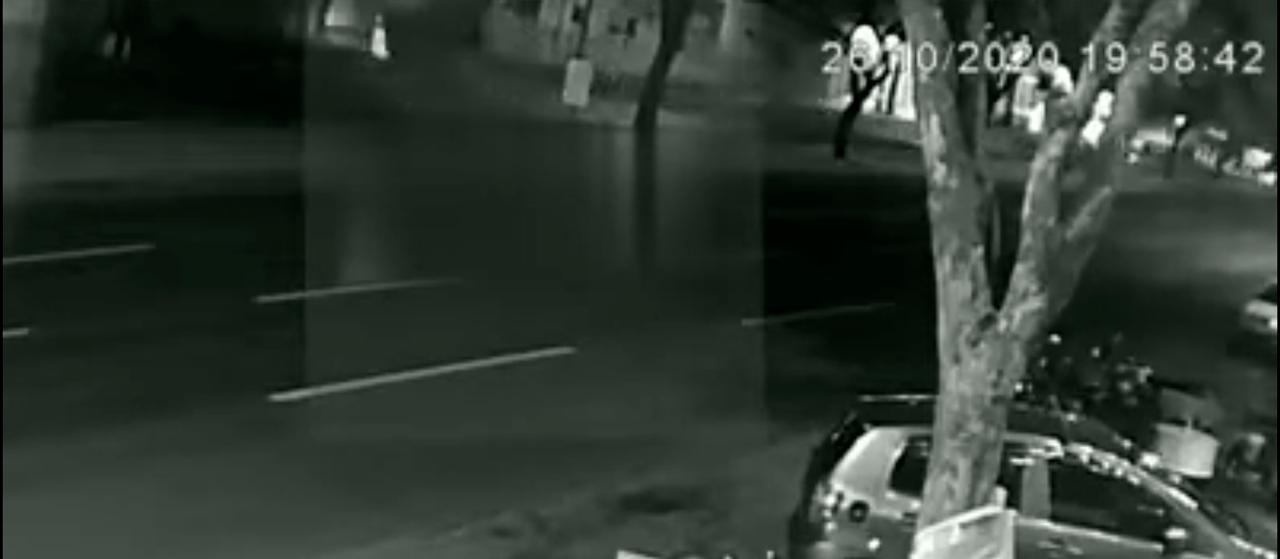 Vídeo mostra capotamento na Av. Colombo; motorista sofreu ferimentos graves