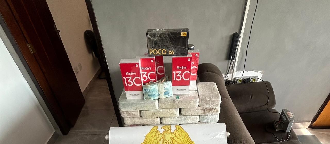 Carreta do Paraguai é apreendida com 20kg de crack