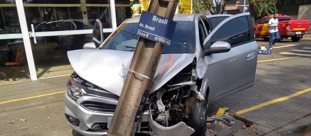 Motorista bate em poste de energia na Avenida Brasil 