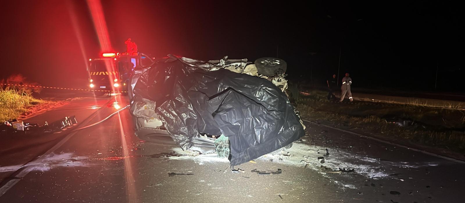 Motorista bate carro na traseira de caminhão e morre na BR-376