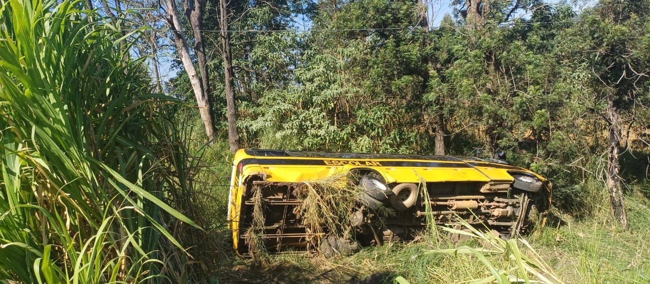 Estudante e professora ficam em estado grave após acidente com ônibus escolar, em Ortigueira