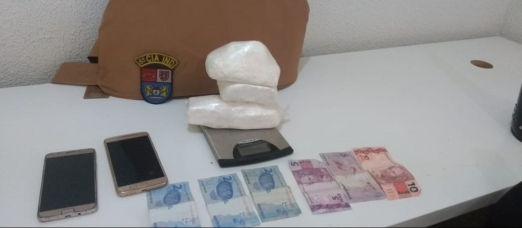 Polícia prende suspeitos e apreende cocaína na PR-323