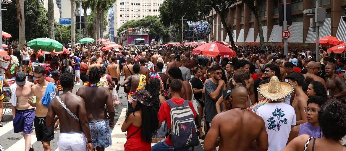 Foliões desejam a solteirice, mas podem encontrar um grande amor no carnaval