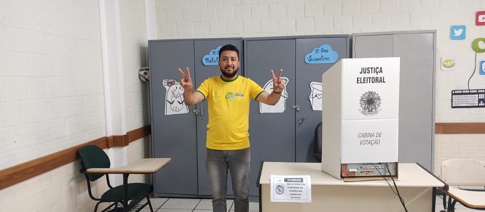 Deputado reeleito Soldado Adriano José votou no Colégio Paraná
