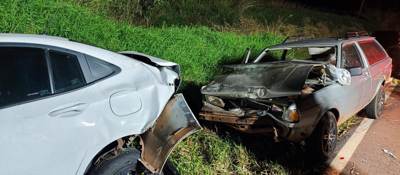Acidente com carro parado na pista deixa uma adolescente morta