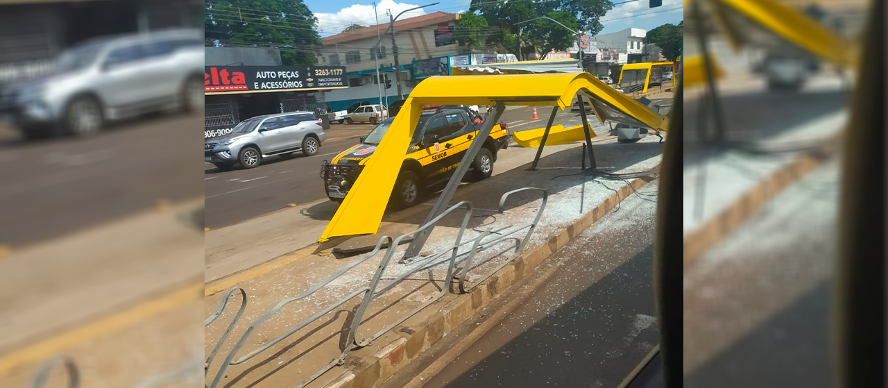 Guincho se solta da carroceria, arranca semáforo e destrói ponto de ônibus em Maringá