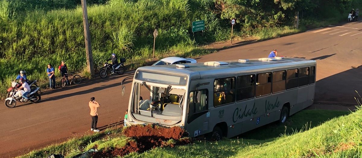 Acidente entre ônibus e moto deixa dezenas de feridos