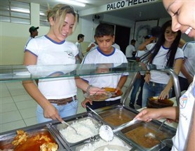 Para reduzir desperdícios, merenda escolar em colégio estadual de Terra Boa é servida em bufê